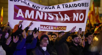 Grupos de personas en una nueva manifestación contra la amnistía, frente a la sede del PSOE en Ferraz, Madrid