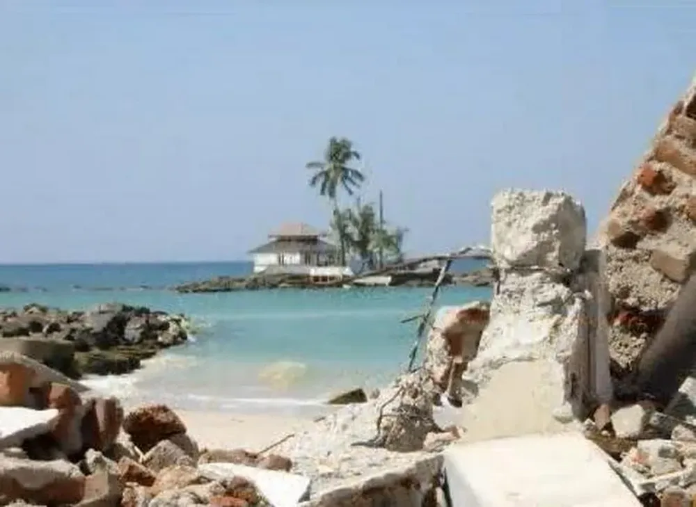 El 26 de diciembre de 2004 un seísmo de 9,1 grados levantó un tsunami o gran ola que se cobró la vida de unas 230 mil personas en 15 países con costa sobre el océano Índico