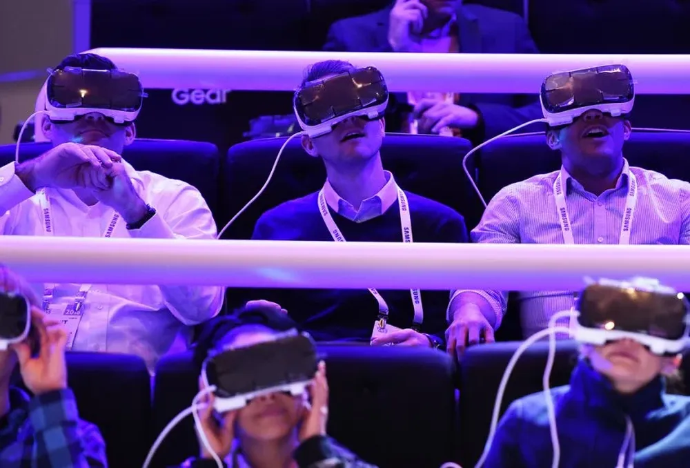 Visitantes del CES 2016 prueban el visor de realidad virtual Samsung Gear Vr
