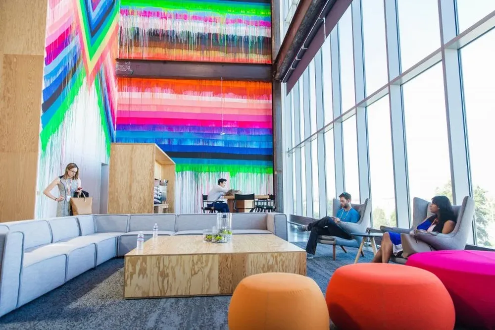 Espacios a colores. En contraste con un exterior de líneas concisas, el interior de Edificio 20 incluye coloridos murales e instalaciones artísticas distribuidos en sus 500 metros de largo. Cerca de 15 artistas locales tuvieron la oportunidad de utilizar las instalaciones de la red social como lienzo, mezclando estilos e improntas creativas.