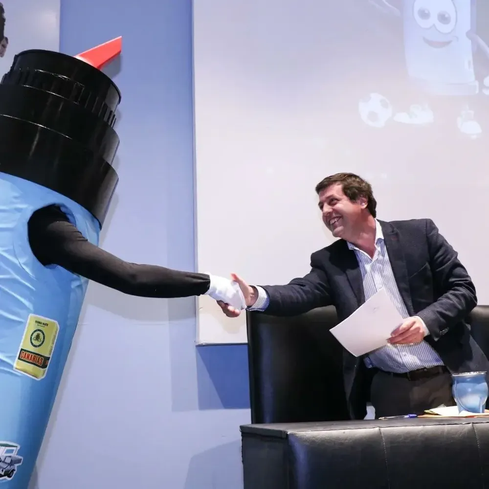 Botija le da la mano al presidente de la AUF Ignacio Alonso