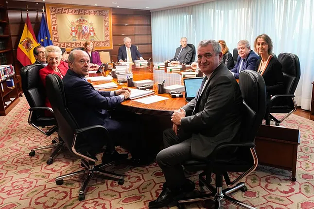 El magistrado José María Macías (centro) y el resto de miembros del Tribunal Constitucional
