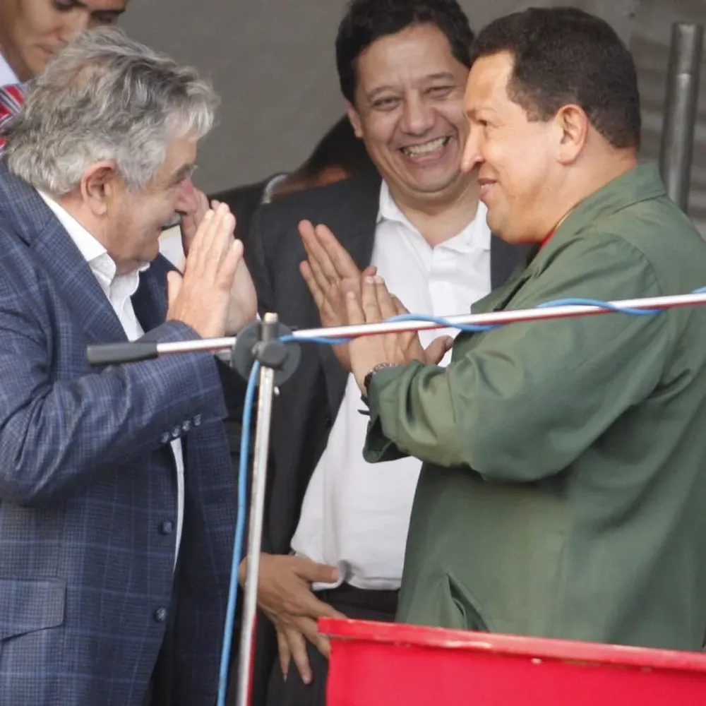 José Mujica y el expresidente venezolano Hugo Chávez en la inauguración de Envidrio en diciembre de 2009
