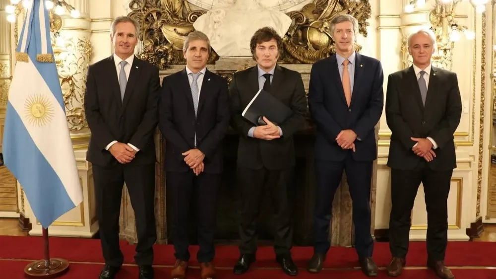 El presidente junto a su equipo económico: Pablo Quirno, Luis Toto Caputo, Santiago Bausili e Iván Werning.