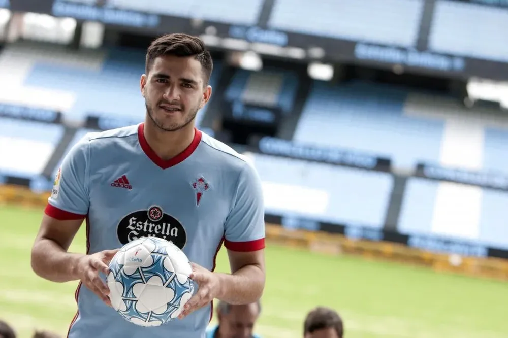 Maxi Gómez con la camiseta de Celta