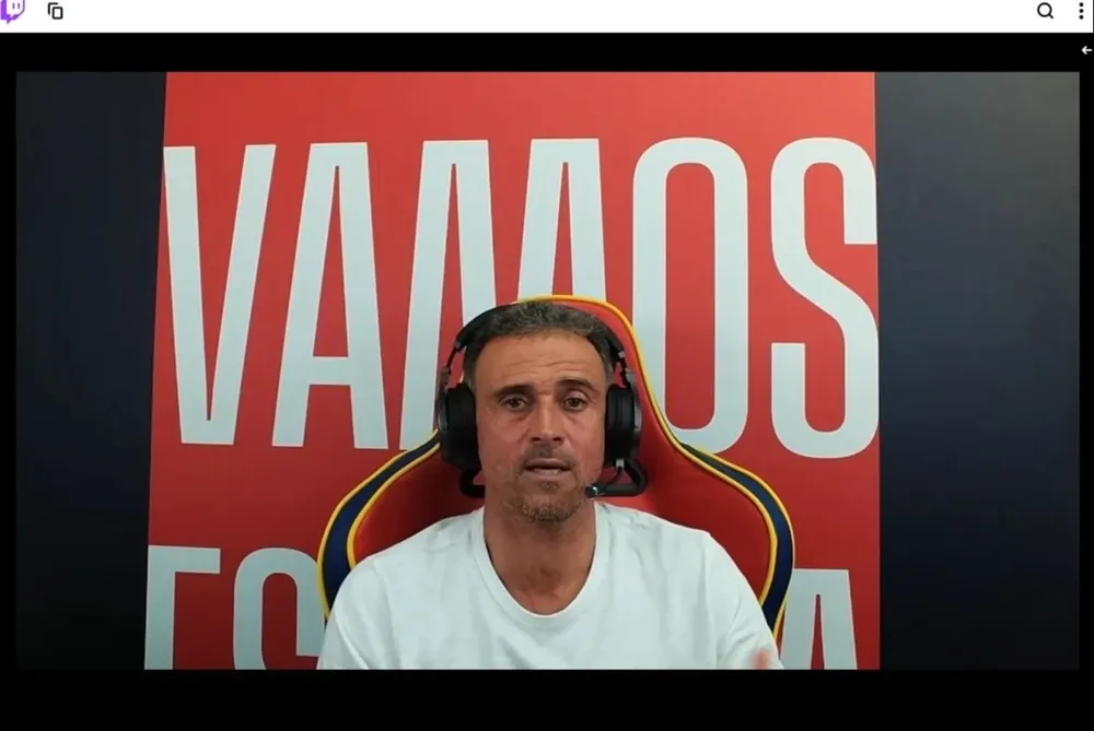 Luis Enrique en una transmisión en vivo por Twitch
