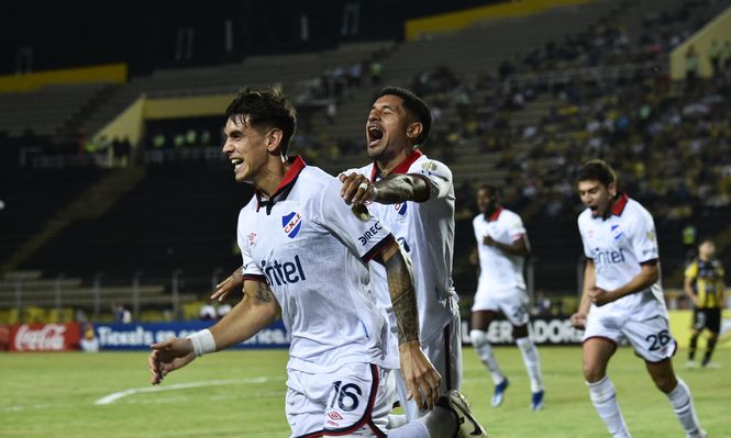 Alexis Castro celebra su gol para Nacional ante Deportivo Táchira