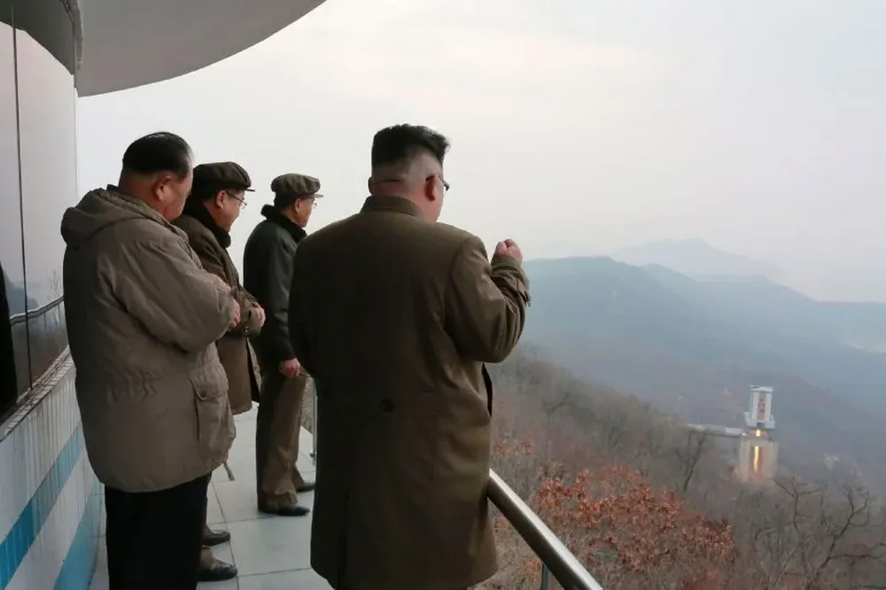 Kim Jong-un inspecciona una lanzadera de satélites en Corea del Norte. Foto enviada por el servicio de noticias norcoreano, sin fecha expecificada, el 19 de marzo. 