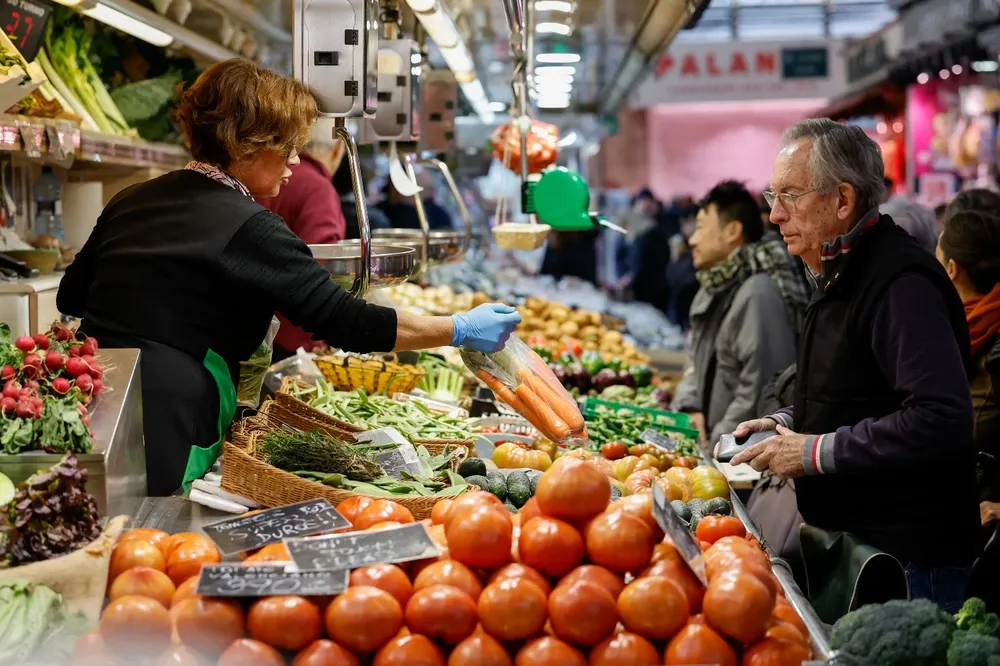 Un gran número de personas se ha acercado durante este sábado, víspera de Nochebuena, al Mercado Central en Valencia.