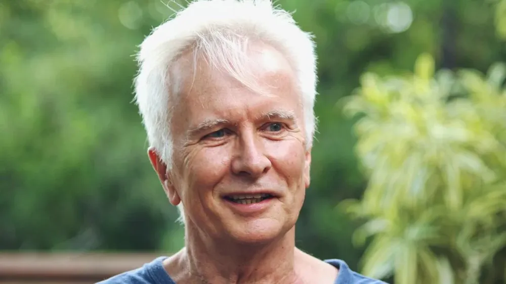 Mukto, que reside en Brasil y fundó un centro de meditación, vivió en comunidades de seguidores del gurú indio.