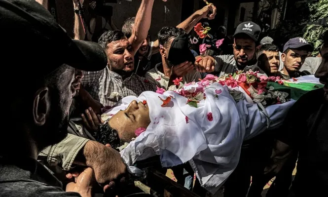 Familiares y amigos llevan el cuerpo de uno de los palestinos muertos por soldados israelíes en Cisjordania.