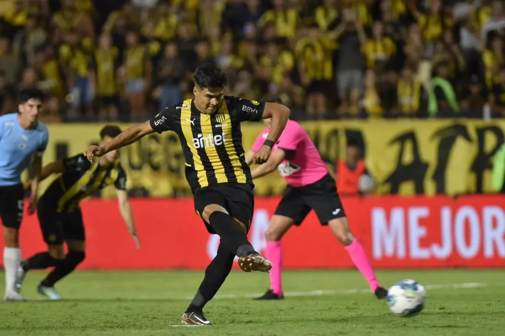 La jugada polémica del penal que remata Arezo, desvía Guruceaga y Rossi transforma en gol