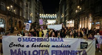 Centenares de personas, durante una marcha por la eliminación de la violencia contra las mujeres, a 25 de noviembre de 2023, en Vigo, Pontevedra, Galicia