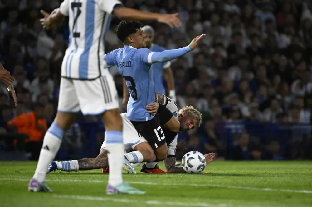 Y el juez Roldán le cobró falta al uruguayo...