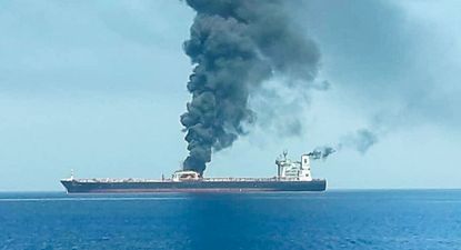 Irán advirtió a los operadores de buques petroleros que no circulen por el Estrecho de Ormuz o serían atacados. Por si cabían dudas, bombardeó un barco el domingo cerca del Golfo de Omán.&nbsp;