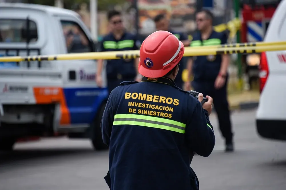 Un grupo de bomberos debió forzar la puerta para ingresar al hogar