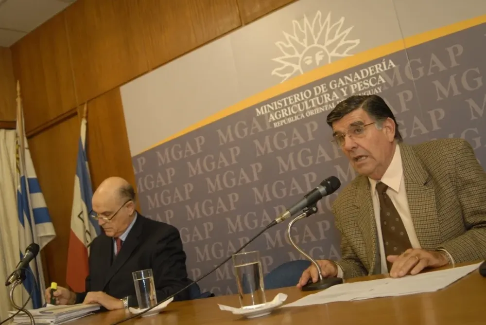 Carlos Correa (izq) y Francisco Muzio, representes oficiales ante la OIE
