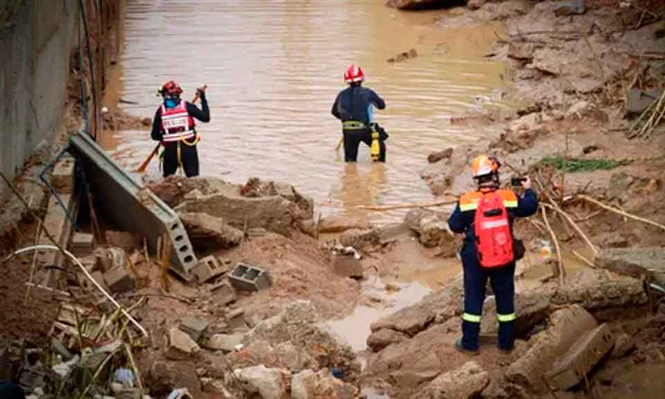 Los equipos de emergencia continúan la búsqueda de desaparecidos.