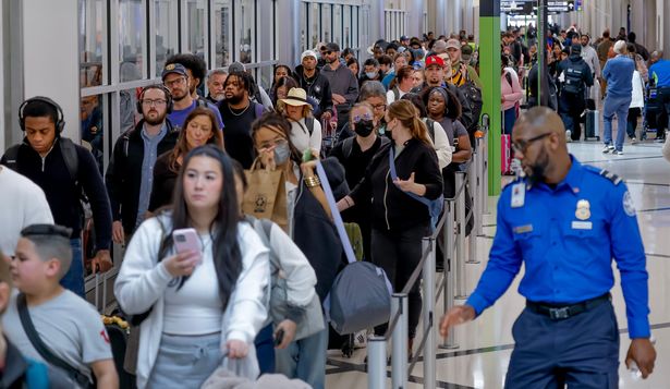Pasajeros han tenido que formarse por varias horas para cruzar los controles de seguridad en varios aeropuertos de EE.UU.
