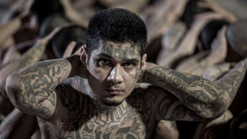 La presidencia de El Salvador publica a menudo fotografías de reclusos tatuados del Cecot.
