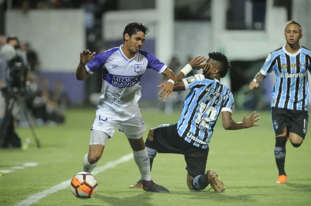 Bruno Cortez corta la carrera de Ayrton Cougo en Defensor Sporting-Gremio