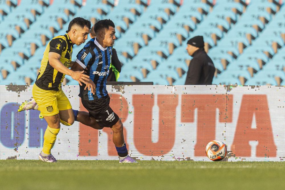 Leonardo Fernández de Peñarol ante Nicolás Vallejo de Liverpool por la semifinal de la Liga AUF Uruguaya