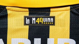 La camiseta de Peñarol para el clásico ante Nacional, basada en La Máquina de 1949 y en el llamado clásico de la fuga