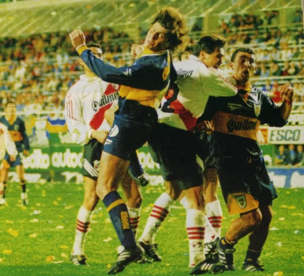 El famoso nucazo de Hugo Guerra; a su lado Gabriel Cedrés.