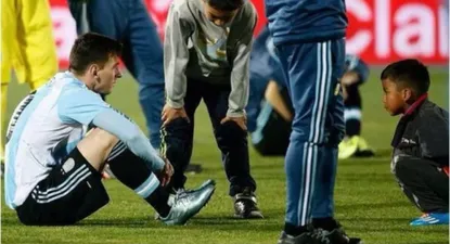 Los otros hinchas chilenos: niños consolaron a Messi tras la derrota
