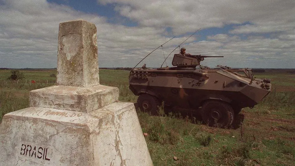 Un blindado patrulla frontera entre Uruguay y Brasil. Archivo P. Larrosa