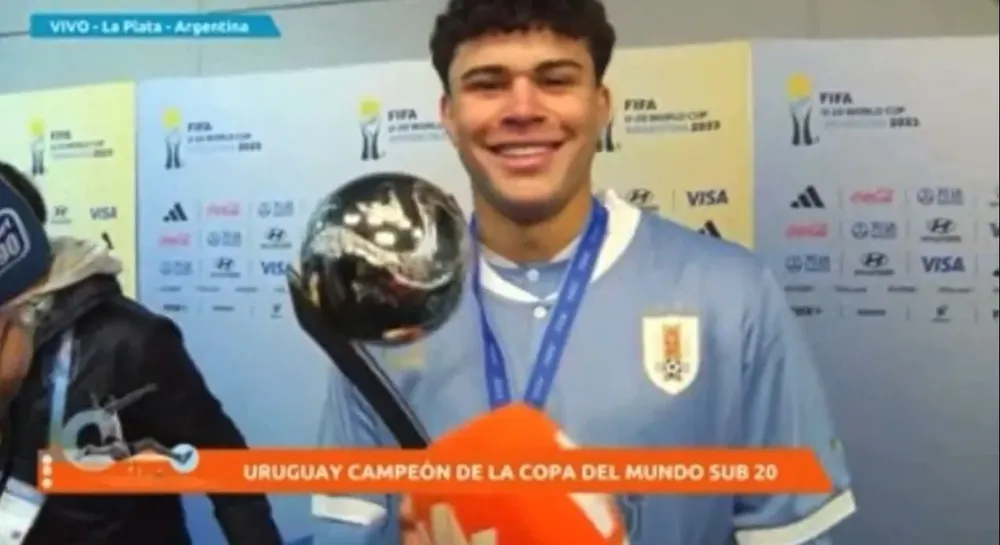 Alan Matturro con el Balón de Plata