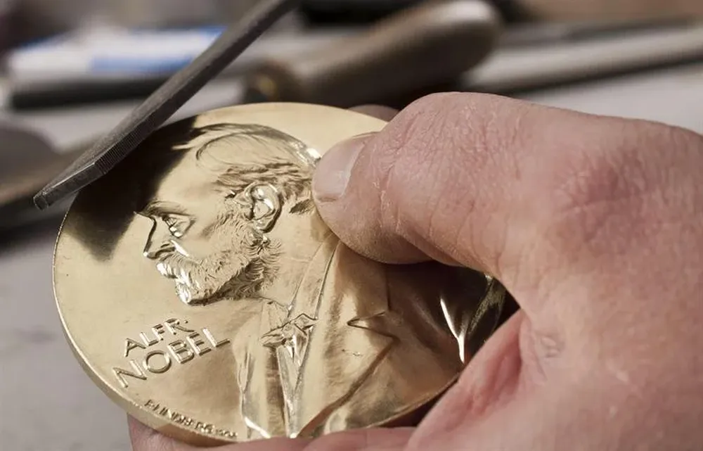 Suecia- Fabricación de una de las medallas que cada año reciben los Premios Nobel
