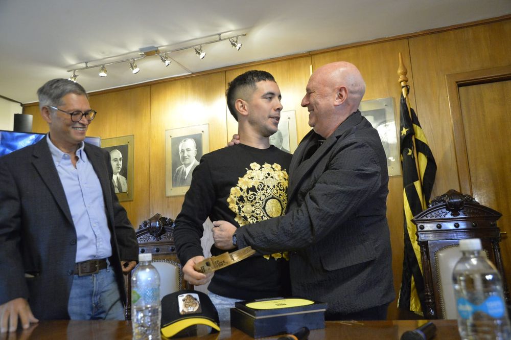 El abrazo de Leonardo Fernández con Edgardo Novick, secretario de Peñarol, por su renovación con los aurinegros; el dirigente tuvo mucho que ver con su llegada y también trabajó en el nuevo vínculo