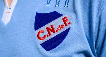 Nacional lanzó su nueva camiseta celeste en homenaje al centenario de la primera vuelta olímpica en París 1924