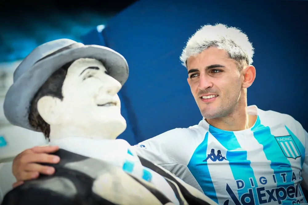 Gastón Martirena se fotografió junto a una estatua de Carlos Gardel con su nueva camiseta, la de Racing de Avellaneda