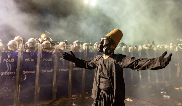 3 claves para entender las masivas manifestaciones en Turquía que desafían a Erdogan y por las que ya han detenido a más de 1.000 personas