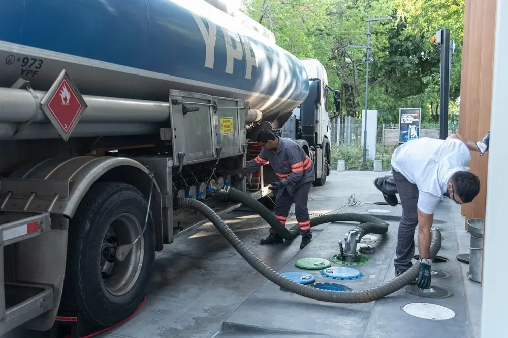 Los camiones de YPF llegan a las estaciones de servicio