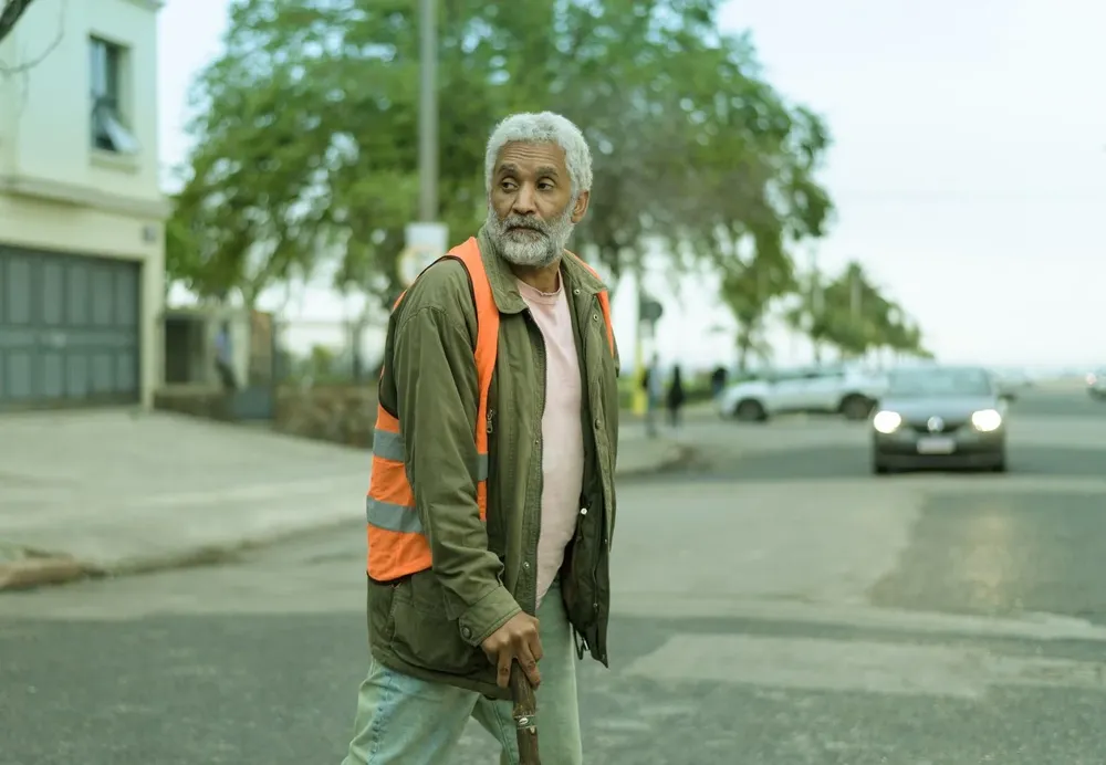 Diego Alonso como Togo en la película de Netflix