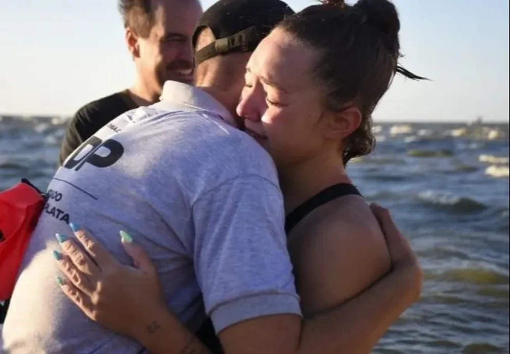 La nadadora argentina Pilar Tellería es la más joven en cruzar a nado el Río de la Plata