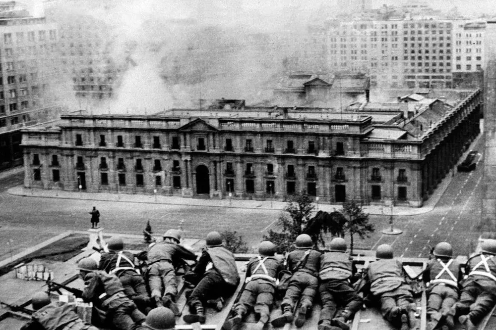 Foto histórica de la toma del Palacio de la Moneda ocurrida el 11 de septiembre de 1973 a manos del dictador Augusto Pinochet.