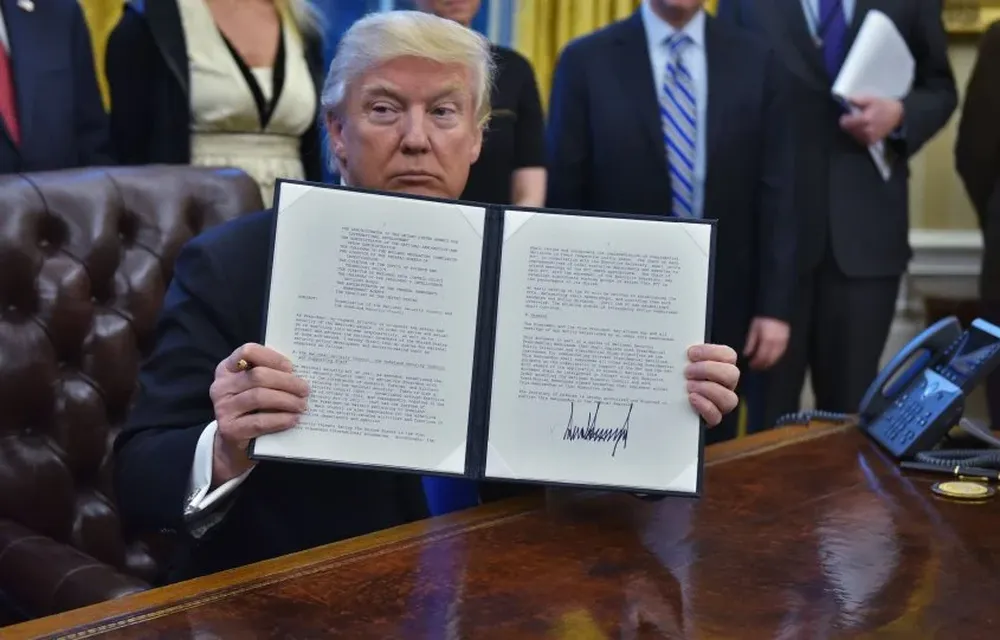 Donald Trump muestra un memorándum firmado con una orden ejecutiva para derrotar a ISIS en Irak.