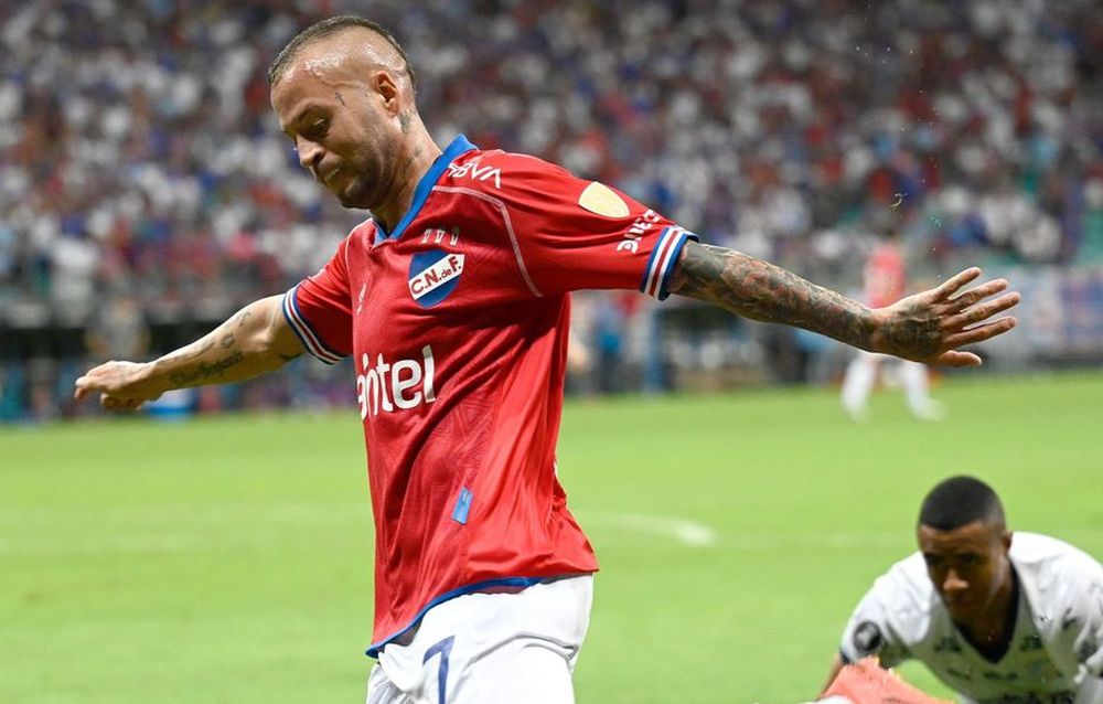 Nicolás López de Nacional ante Bahia por Copa Libertadores