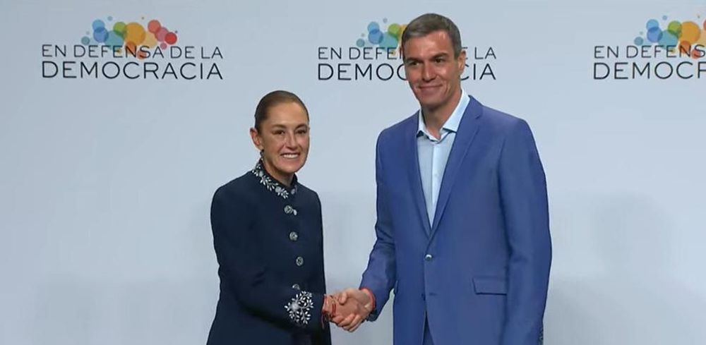 La presidenta de México, Claudia Sheinbaum,, y el presidente de España, Pedro Sánchez, en la Cumbre de Barcelona.