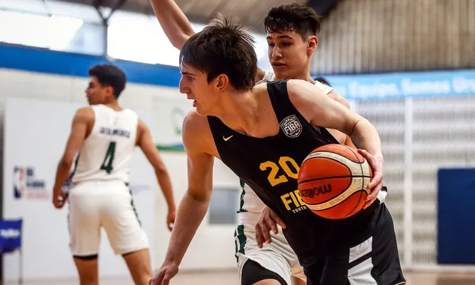 ¿Quién es la nueva figura del básquetbol que a los 16 años se lo llevaron a una academia NBA?