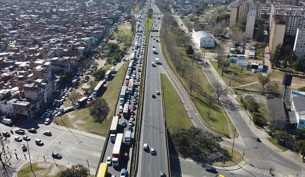 La obra para transformar la autopista Dellepiane en un “autopista parque” sigue avanzando.