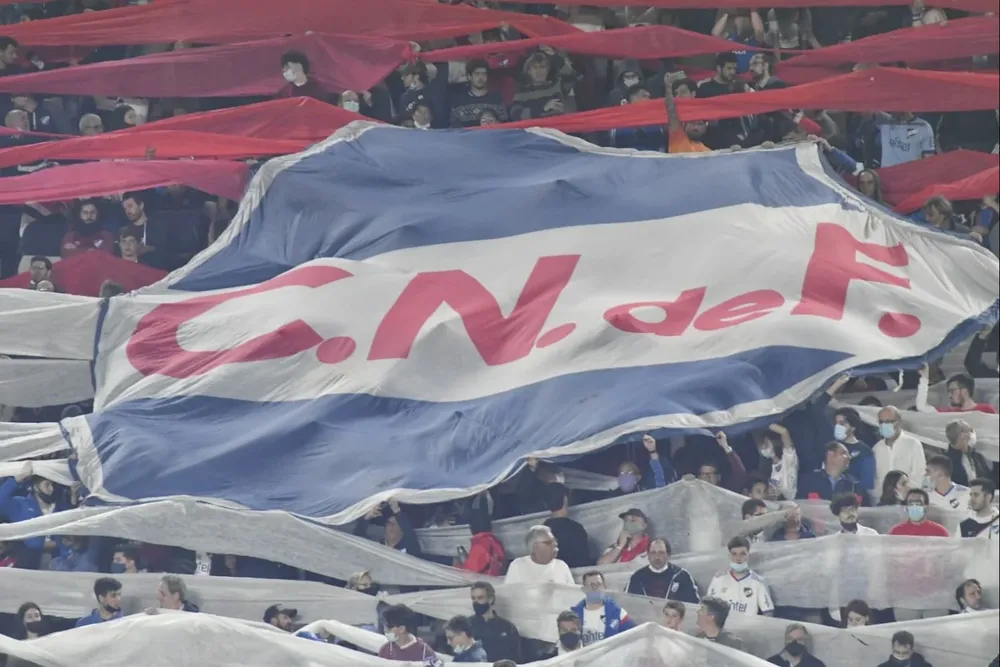 El escudo gigante en la tribuna