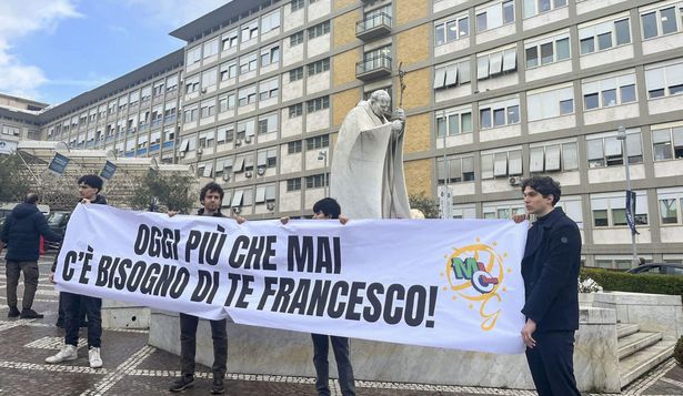 Jóvenes frente al hospital Gemelli de Roma donde está internado el Papa Francisco. EFE