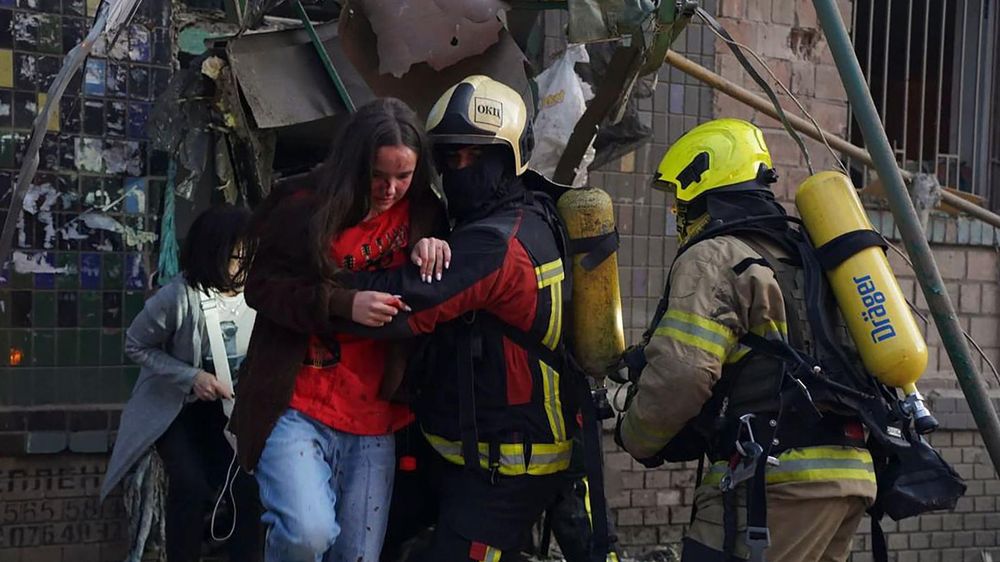 Los equipos de emergencia acudieron a socorrer a los residentes de los edificios impactados por el ataque.