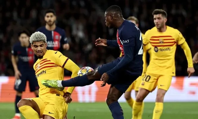 Ronald Araujo fue figura en Barcelona ante Paris Saint-Germain