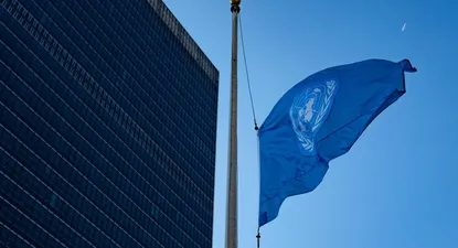 Las oficinas de la ONU en todo el mundo amanecieron a media asta en señal de luto por sus casi 100 trabajadores muertes durante el conflicto.